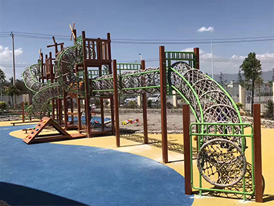 江蘇常州某幼兒園戶外木質框架鉆網鉆洞實地