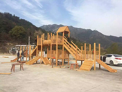 四川成都某戶外游樂場(chǎng)定制花梨木大型滑梯