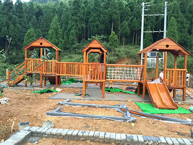 天津某大型幼兒園戶外定制木質滑梯施工